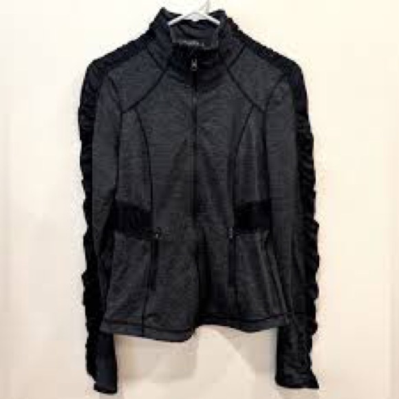Zella Womanʻs XS black jacket with ruching on sleeves - Picture 3 of 12